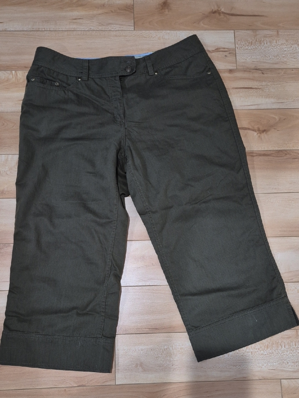 MEC Women's Size 12 Olive Capri Pants